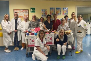 Cuore di maglia e la Torre portano doni alla Neonatologia di Campostaggia