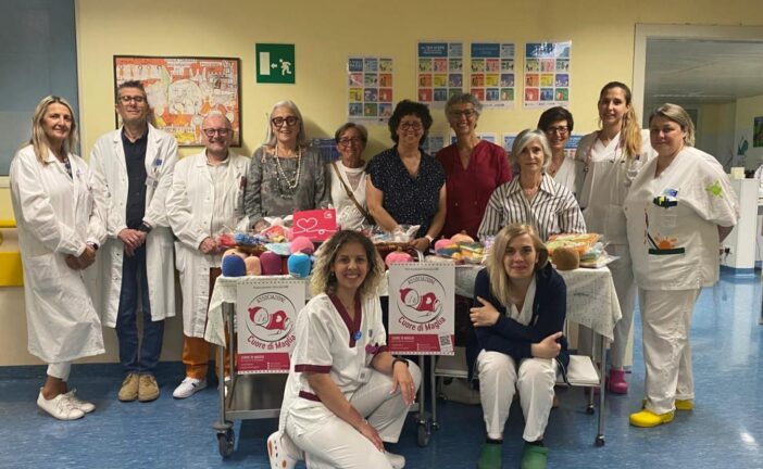 Cuore di maglia e la Torre portano doni alla Neonatologia di Campostaggia