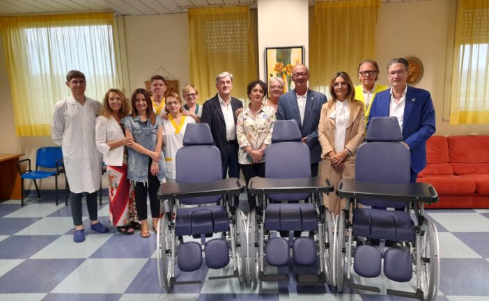 I Lions donano tre carrozzine all’Ospedale di Campostaggia