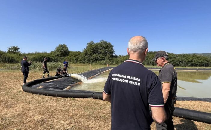 Dieci manichette per idrovora donate dalla Protezione civile ai Vigili del fuoco