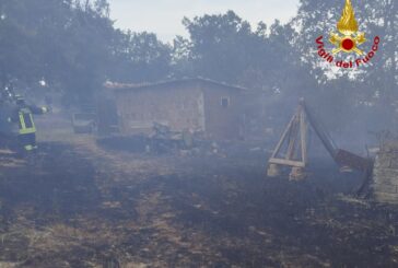 Vigili del fuoco impegnati a spegnere un incendio a Castiglion d’Orcia