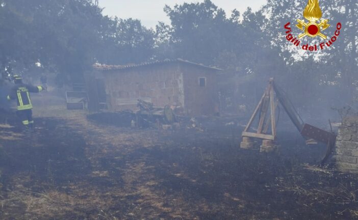 Vigili del fuoco impegnati a spegnere un incendio a Castiglion d’Orcia