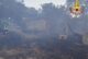 Vigili del fuoco impegnati a spegnere un incendio a Castiglion d’Orcia