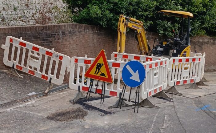 Via del Giuggiolo chiusa per la rottura di un tubo
