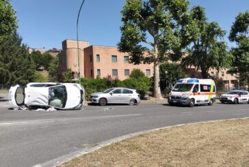 Auto si ribalta in viale Bracci: traffico rallentato