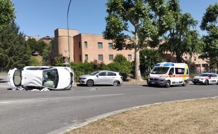 Auto si ribalta in viale Bracci: traffico rallentato