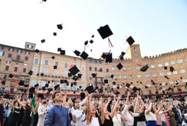 Festeggiamenti in Piazza del Campo per i laureati dell’Università di Siena