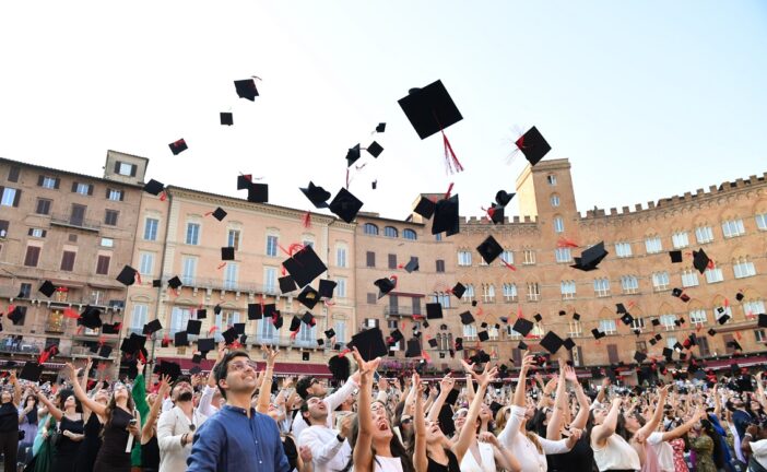 Festeggiamenti in Piazza del Campo per i laureati dell’Università di Siena