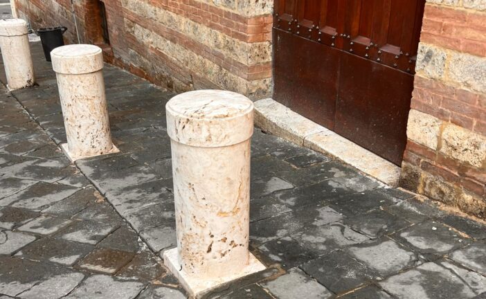 Siena più curata: completato l’intervento di pulizia dei colonnini in via del Cavallerizzo