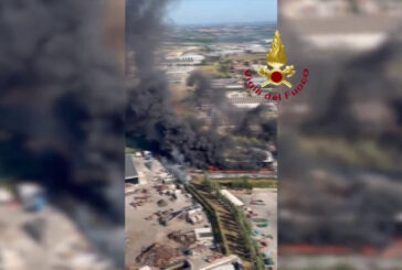 Roma, incendio in azienda di materiale elettrico a Santa Palomba