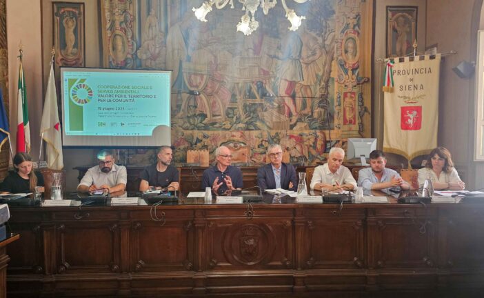 Raccolta rifiuti, ma con impatto sociale: ogni euro speso ne genera fino al doppio