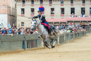 Carabinieri in Piazza del Campo: che carica!