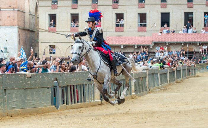 Carabinieri in Piazza del Campo: che carica!