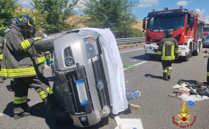 Auto si rovescia sulla Siena-Bettolle: 2 feriti