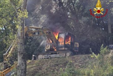 Mezzo in fiamme a Rigomagno: intervento dei Vigili del fuoco
