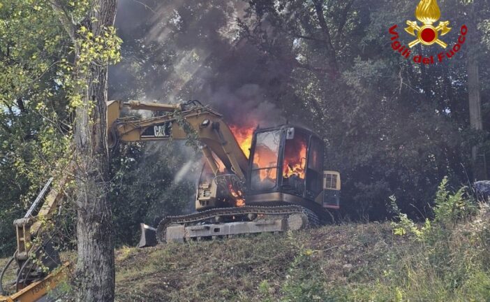 Mezzo in fiamme a Rigomagno: intervento dei Vigili del fuoco