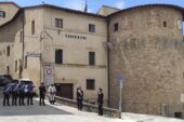 Cetona: riposizionata sulla caserma la storica scritta “Carabinieri”