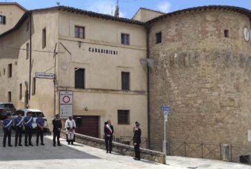 Cetona: riposizionata sulla caserma la storica scritta “Carabinieri”