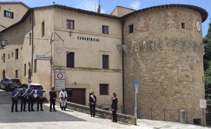 Cetona: riposizionata sulla caserma la storica scritta “Carabinieri”