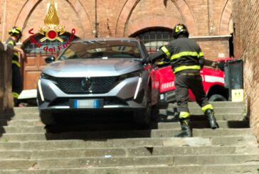 Con l’auto imbocca la scalinata di San Martino: intervengono i Vigili del fuoco