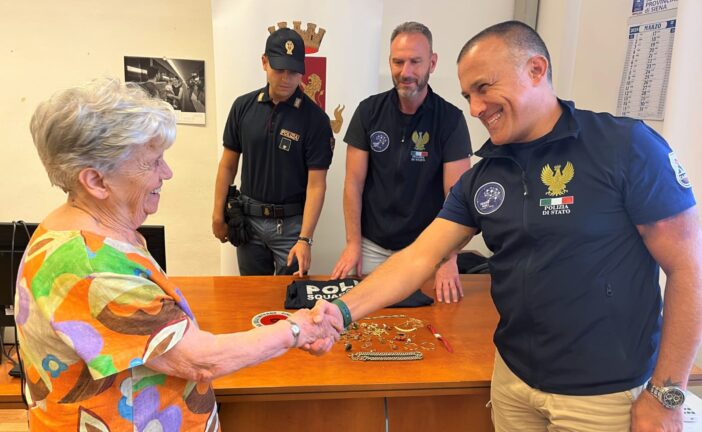 Truffano una 90enne a Murlo: beccati al volo dalla Polizia