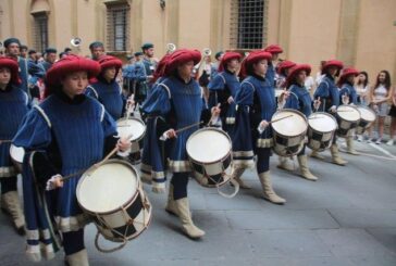 Il corteo storico va verso la piazza (Fotogallery)