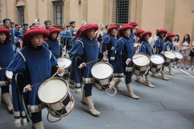 Il corteo storico va verso la piazza (Fotogallery)