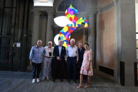 Marco Lodola dona alla Regione Toscana uno dei suoi cavalli luminosi
