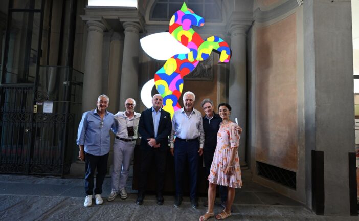 Marco Lodola dona alla Regione Toscana uno dei suoi cavalli luminosi