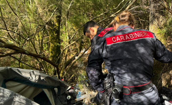 Sinalunga: smantellati bivacchi e piazze di spaccio nel bosco