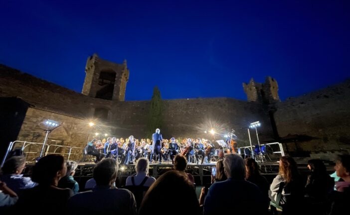 Agosto a  Montalcino tra feste identitarie, tradizioni e cene estive