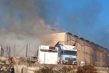 A fuoco due capannoni nel catanese, le immagini dell'incendio