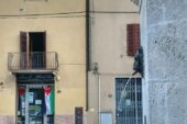 Castelnuovo: strappata la bandiera della Palestina dalla “Libreria del mondo offeso”