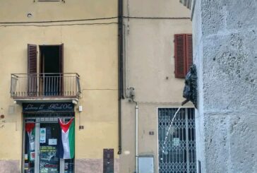Castelnuovo: strappata la bandiera della Palestina dalla “Libreria del mondo offeso”