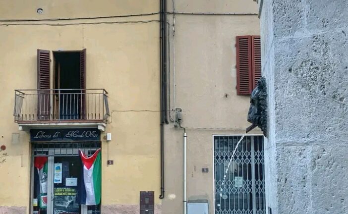 Castelnuovo: strappata la bandiera della Palestina dalla “Libreria del mondo offeso”