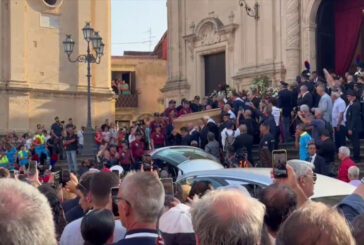 Militello saluta il feretro di Baudo con cori e applausi