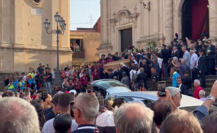 Militello saluta il feretro di Baudo con cori e applausi