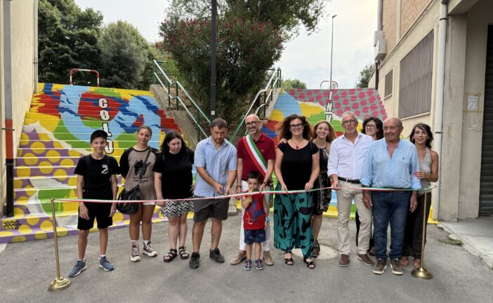 Chiusi Scalo si accende di colori: inaugurate le scalette di via Montegrappa
