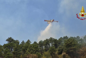 Incendio sul Vesuvio, proseguono le operazioni di spegnimento