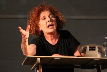 In Fortezza la travolgente Cinzia Leone racconta con ironia il rapporto madre-figlia