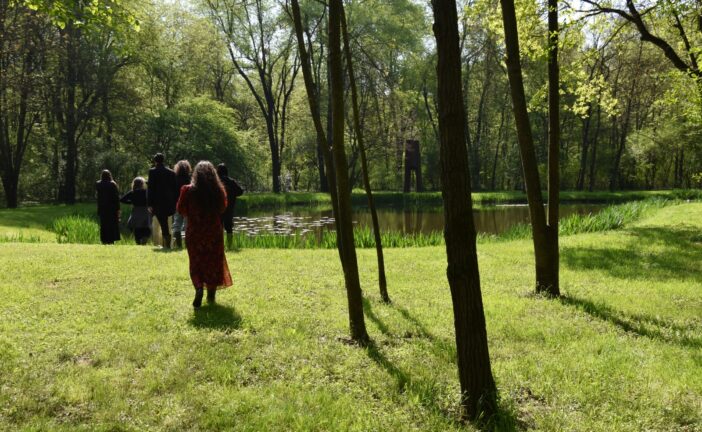 “Riti in cerchio di una tribù ambulante”: 9 giovani artisti protagonisti a Casole d’Elsa
