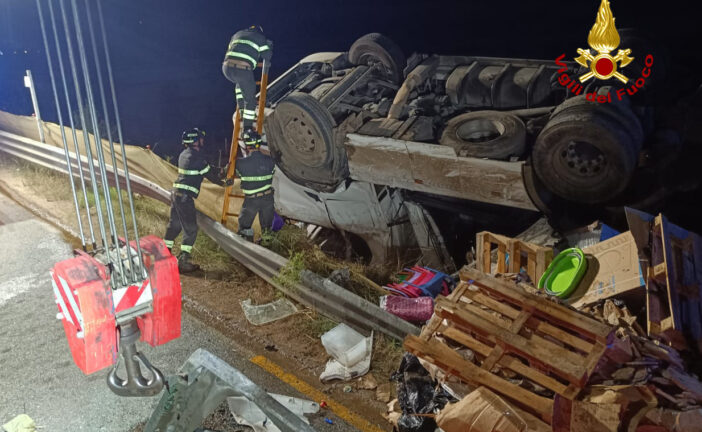 Camion si rovescia al bivio di Orgia: ferito l’autista