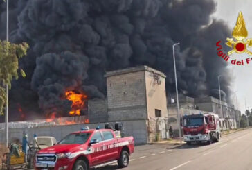 Vasto incendio nella zona industriale di Catania, le immagini