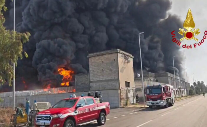 Vasto incendio nella zona industriale di Catania, le immagini