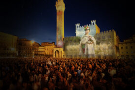 Piazza del Campo si accende di luce, fotografia e dialogo fra passato e presente