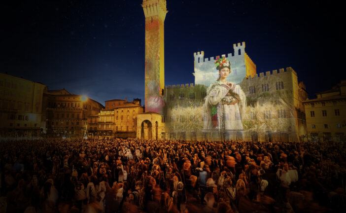 Piazza del Campo si accende di luce, fotografia e dialogo fra passato e presente
