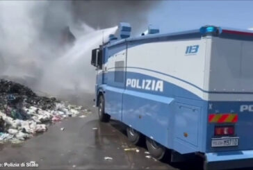 Capannone di un'azienda in fiamme a Catania, le immagini