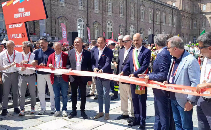 La Vuelta ha preso il via dalla Reggia di Venaria a Torino
