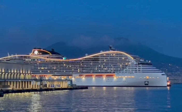 La nave MSC World Europa approda a Napoli dopo l'avaria