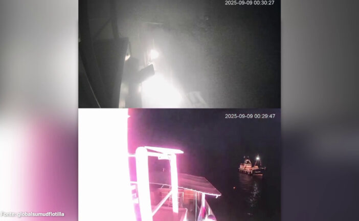Sumud Flotilla, il video dell’esplosione a bordo di una imbarcazione.